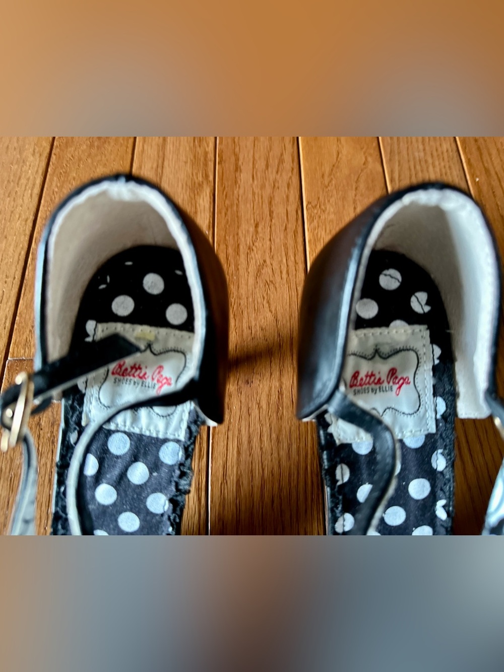Bettie Page B&W Retro Pinup T-Strap Peep Toe Heels Sz. 9 - Picture 3 of 9
